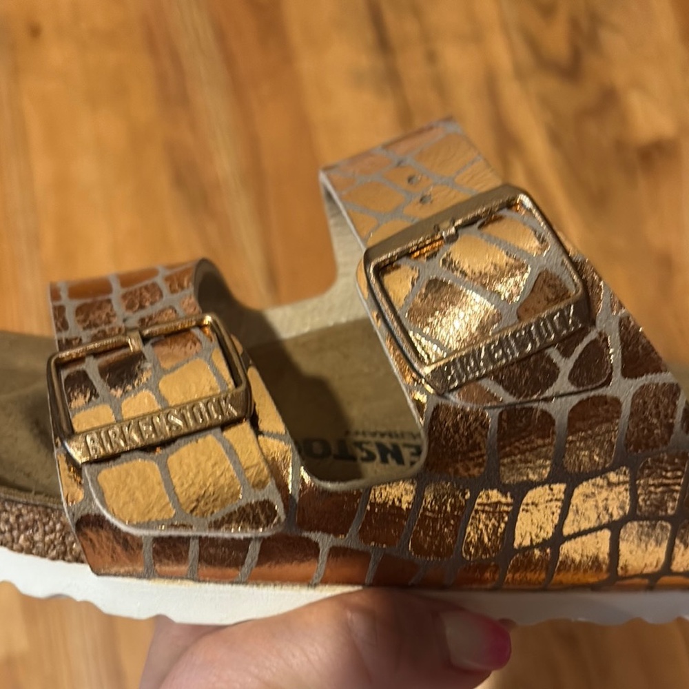 NEW women’s size 7 Birkenstock Copper Croc-Embossed Sandals - Picture 3 of 8